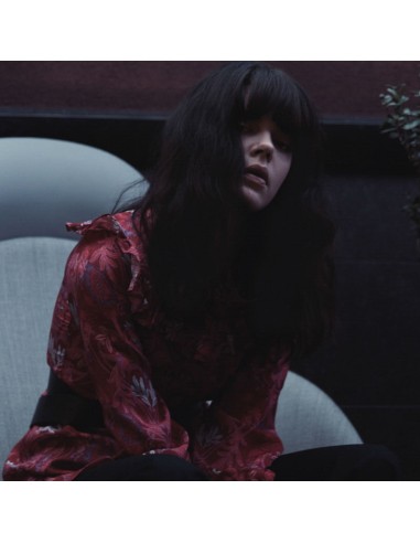 Femme utilisant un fauteuil Vieni rouge – Vieni