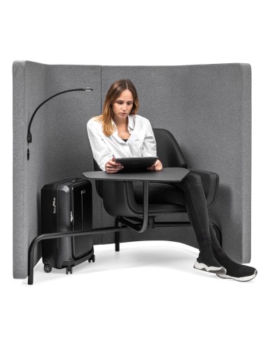 Personne assise dans un fauteuil Booi Workstation en tissu gris – Booi Workstation