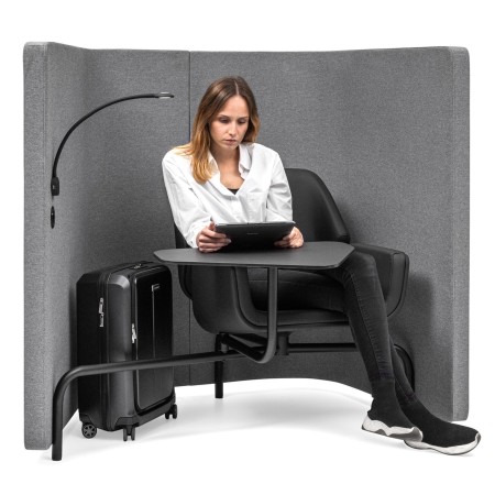 Personne assise dans un fauteuil Booi Workstation en tissu gris – Booi Workstation