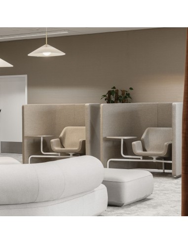 Fauteuil Booi Workstation gris dans un salon épuré et lumineux – Booi Workstation