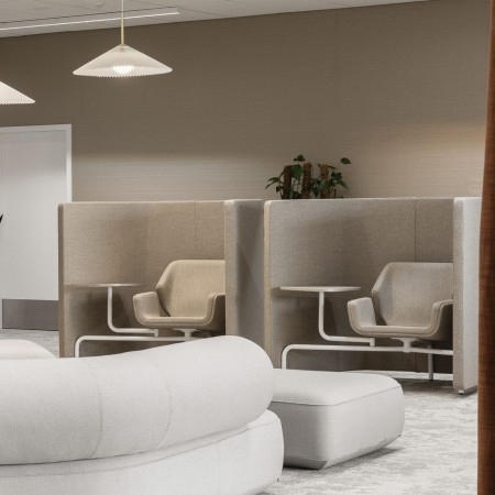 Fauteuil Booi Workstation gris dans un salon épuré et lumineux – Booi Workstation