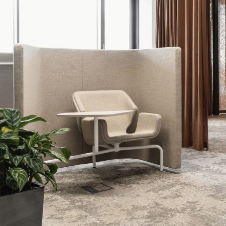 Fauteuil Booi Workstation gris dans un intérieur design avec tapis beige – Booi Workstation