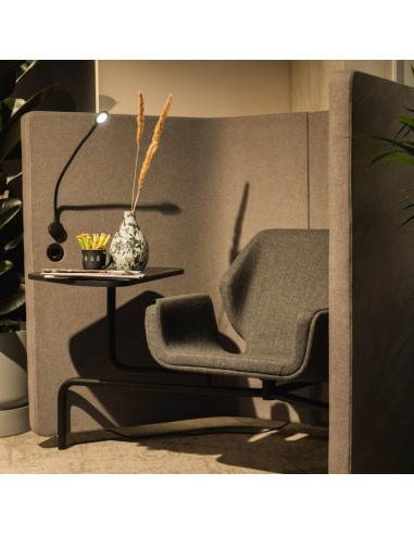 Fauteuil Booi Workstation en cuir noir dans un espace de travail moderne – Booi Workstation