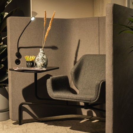 Fauteuil Booi Workstation en cuir noir dans un espace de travail moderne – Booi Workstation