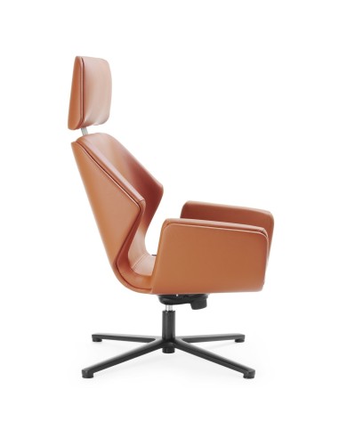 Fauteuil Booi Lounge en cuir camel avec repose-pieds assorti, vue latérale gauche – Booi Lounge