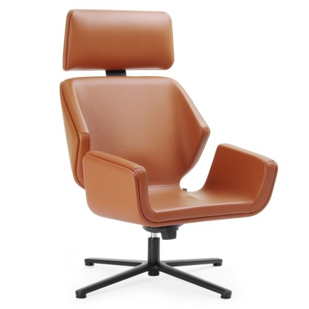 Fauteuil Booi Lounge en cuir camel avec repose-pieds assorti, vue de trois quarts avant – Booi Lounge