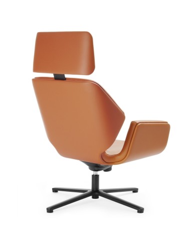 Fauteuil Booi Lounge en cuir camel avec repose-pieds assorti, vue latérale droite – Booi Lounge