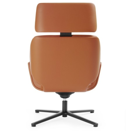 Fauteuil Booi Lounge en cuir camel avec repose-pieds assorti, vue arrière – Booi Lounge