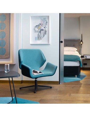 Fauteuil Booi Lounge en tissu bleu clair dans un salon moderne – Booi Lounge