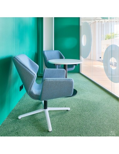 Fauteuil Booi Lounge en tissu bleu clair avec repose-pieds assorti dans un intérieur aux murs verts – Booi Lounge