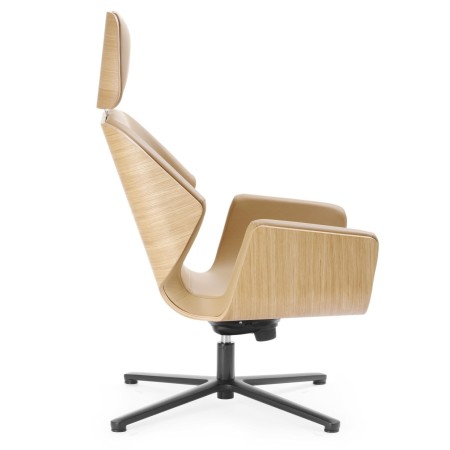 Fauteuil Booi Lounge en finition bois clair avec repose-pieds assorti, vue latérale gauche – Booi Lounge