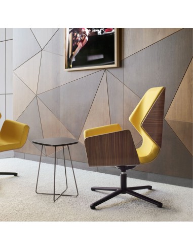 Deux fauteuils Booi Lounge jaunes dans un intérieur design – Booi Lounge