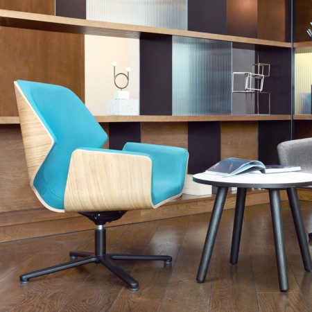 Fauteuil Booi Lounge en finition bois clair, vue de trois quarts avant – Booi Lounge 2