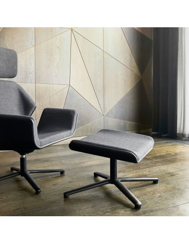 Repose-pieds Booi en tissu gris assorti à un fauteuil dans un intérieur moderne – Booi