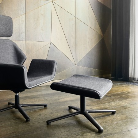 Repose-pieds Booi en tissu gris assorti à un fauteuil dans un intérieur moderne – Booi