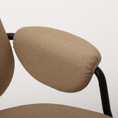 Vue rapprochée de l’assise et du piétement du fauteuil Epocc Lounge – Epocc Lounge