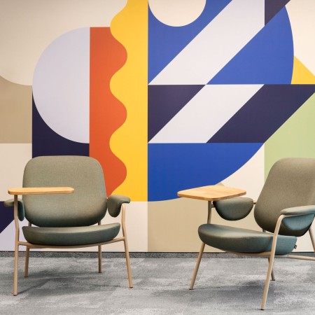 Fauteuil Epocc Lounge en tissu beige, vue de trois quarts avant – Epocc Lounge 2