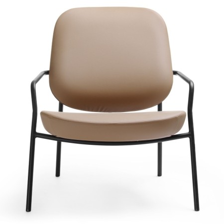 Fauteuil Epocc Lounge en tissu beige, assise inclinée vers l’arrière – Epocc Lounge