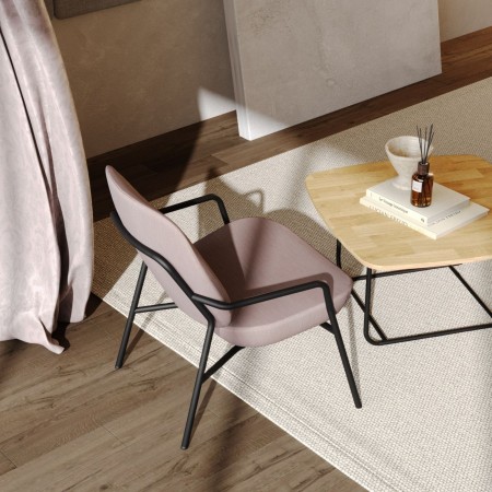 Deux fauteuils Epocc Lounge autour d’une table basse dans un salon design – Epocc Lounge