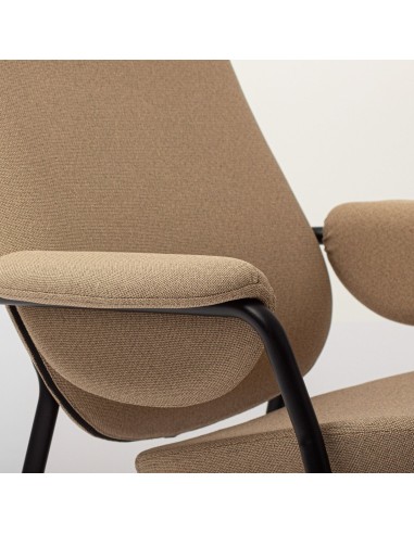 Fauteuil Epocc Lounge en tissu beige dans un salon lumineux – Epocc Lounge