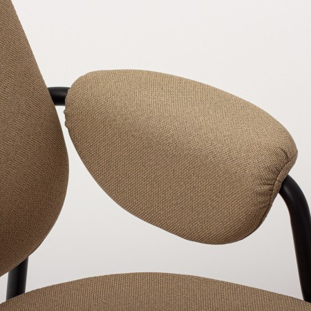 Vue rapprochée du dossier et de l’assise arrondie du fauteuil Epocc Lounge – Epocc Lounge