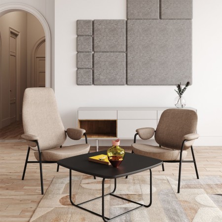 Fauteuils Epocc Lounge autour d’une table basse en bois dans un espace détente – Epocc Lounge