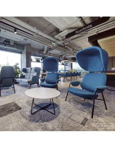 Fauteuil Epocc Lounge en tissu beige dans un intérieur chaleureux – Epocc Lounge