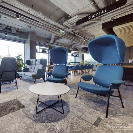 Fauteuil Epocc Lounge en tissu beige dans un intérieur chaleureux – Epocc Lounge