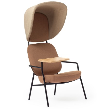 Fauteuil Epocc Lounge en tissu beige, vue de trois quarts avant – Epocc Lounge
