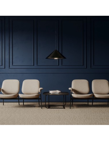 Deux fauteuils Epocc Lounge en tissu beige dans un intérieur avec mur bleu nuit – Epocc Lounge