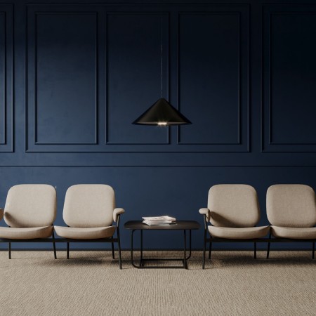 Deux fauteuils Epocc Lounge en tissu beige dans un intérieur avec mur bleu nuit – Epocc Lounge