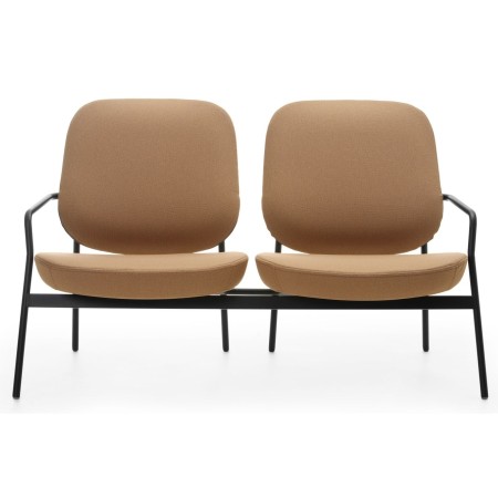 Deux fauteuils Epocc Lounge en tissu beige, vue de face rapprochée – Epocc Lounge