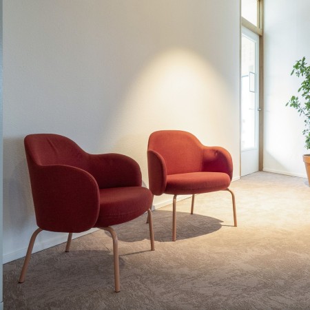 Deux fauteuils Flos Lounge en tissu rouge dans un salon lumineux – Flos Lounge