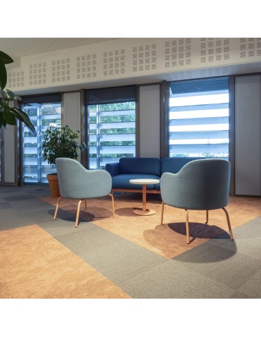 Fauteuil Flos Lounge en tissu bleu clair dans un bureau moderne – Flos Lounge