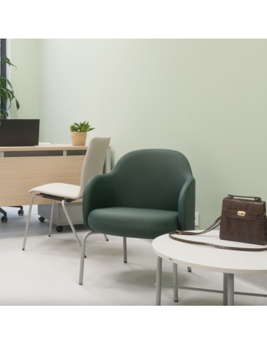 Fauteuil Flos Lounge en tissu vert dans un espace contemporain – Flos Lounge