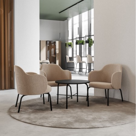 Deux fauteuils Flos Lounge autour d’une table basse dans un espace design – Flos Lounge