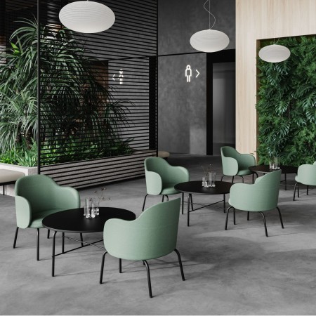 Fauteuil Flos Lounge en tissu vert sur une terrasse extérieure moderne – Flos Lounge