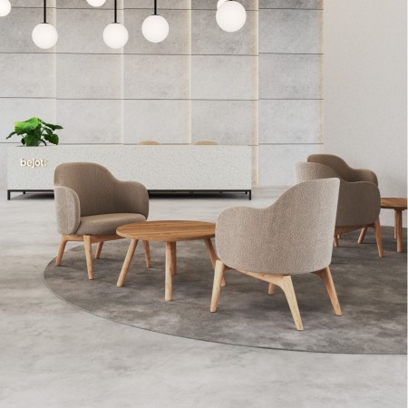 Fauteuils Flos Lounge autour d’une table basse dans un espace convivial – Flos Lounge