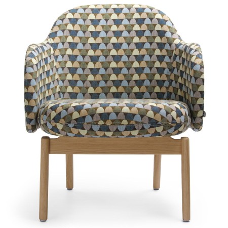 Fauteuil Flos Lounge à motif géométrique avec pieds en bois clair, vue de face – Flos Lounge