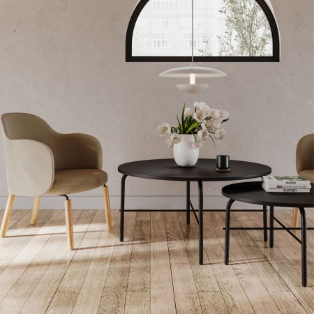 Fauteuils Flos Lounge en tissu beige autour d’une table basse noire dans un salon moderne – Flos Lounge