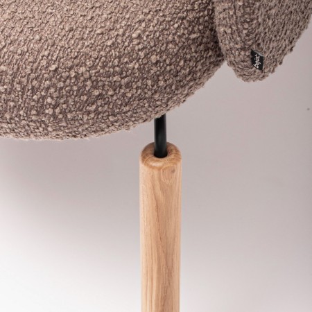 Détail du piétement en bois clair et du dessous d’assise du fauteuil Flos Lounge en tissu beige – Flos Lounge