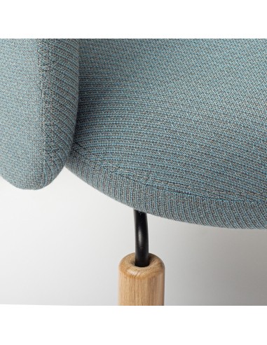 Détail de l’accoudoir et du piétement en bois clair du fauteuil Flos Lounge bleu clair – Flos Lounge