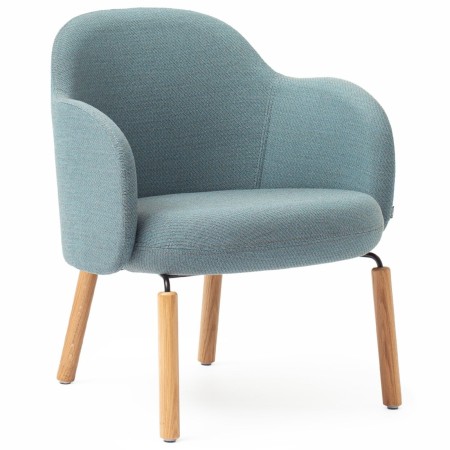 Fauteuil Flos Lounge en tissu bleu clair avec pieds en bois clair, vue de trois quarts avant – Flos Lounge