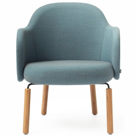 Fauteuil Flos Lounge en tissu bleu clair avec pieds en bois clair, vue de face – Flos Lounge