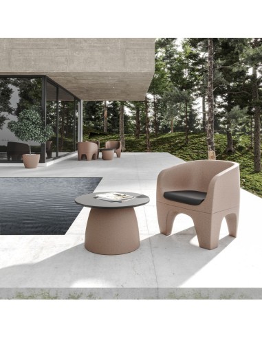 Fauteuil Gummy Bear en plastique recyclé rose clair dans un espace lounge moderne – Gummy Bear