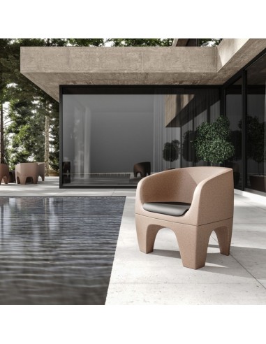 Fauteuil Gummy Bear en plastique recyclé rose clair dans un espace lumineux – Gummy Bear