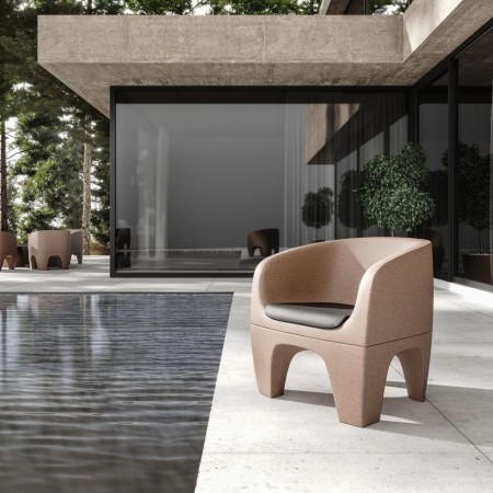 Fauteuil Gummy Bear en plastique recyclé rose clair dans un espace lumineux – Gummy Bear