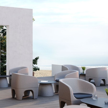 Fauteuils Gummy Bear en plastique recyclé autour d’une table basse dans un espace de détente – Gummy Bear