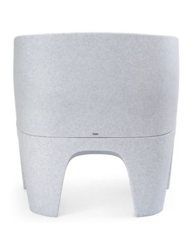 Deux fauteuils Gummy Bear en plastique recyclé, l’un en rose clair et l’autre en bleu clair, dans un salon lumineux – Gummy Bear