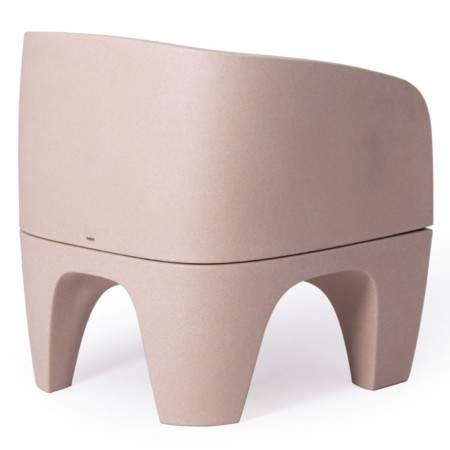 Fauteuils Gummy Bear en plastique recyclé rose clair et bleu clair sur une terrasse extérieure – Gummy Bear